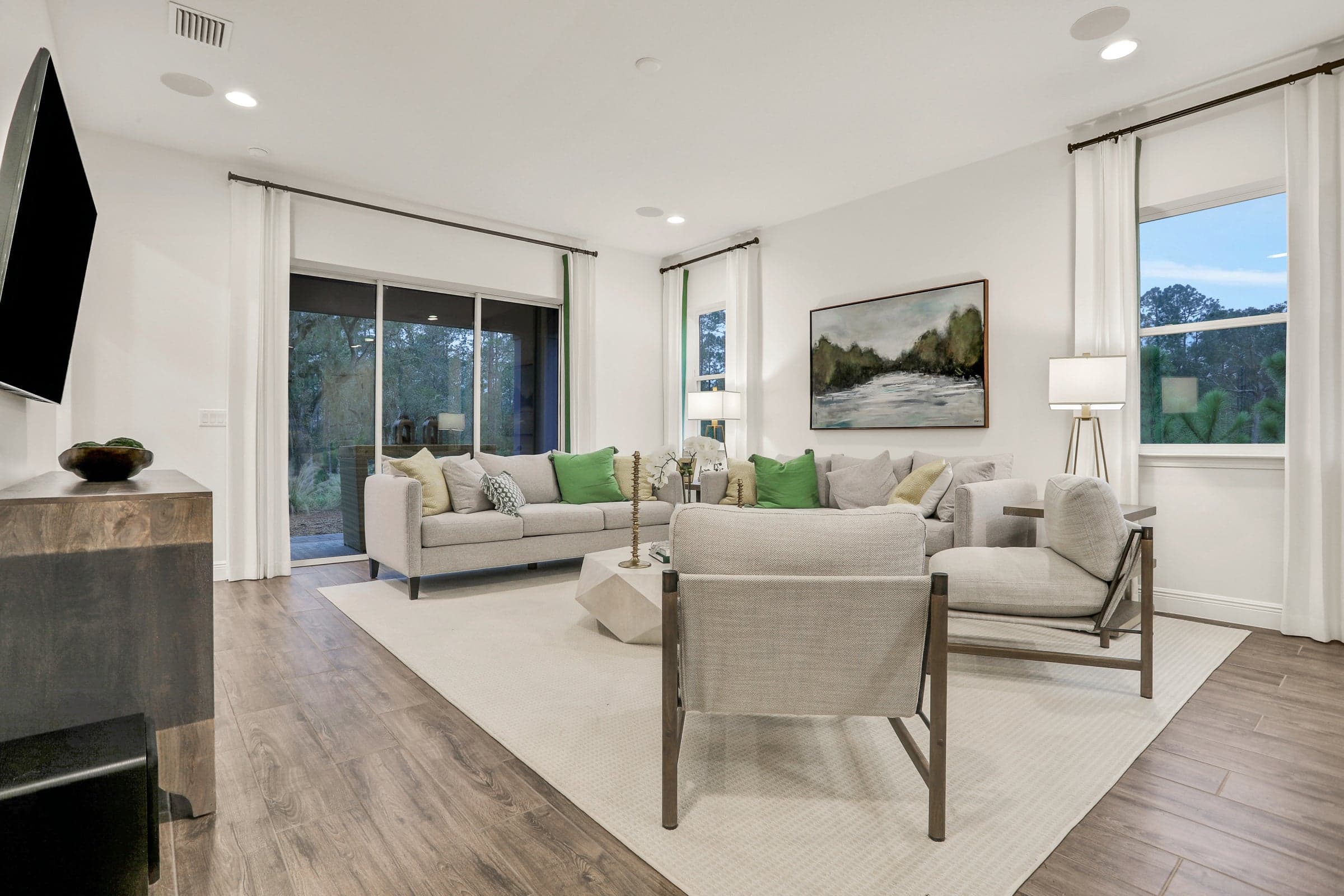 Sala de una casa modelo en Weslyn Park; puede incluir mejoras opcionales