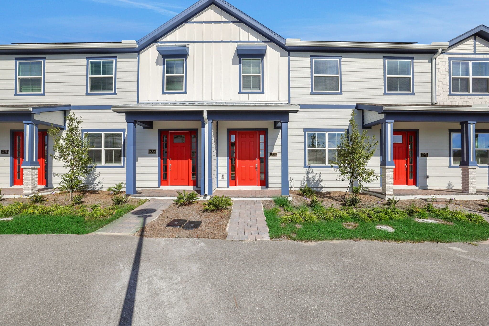 Fachadas de townhomes de nueva construcción en Weslyn Park, imagen de referencia